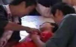 新郎把美女灌醉低俗闹洞房扒新娘舌吻模胸视频