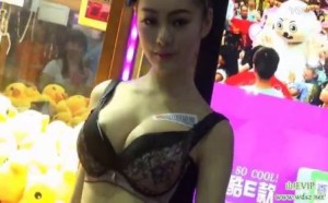 大奶妹子走光2017美女内衣秀