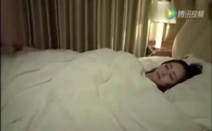 美女喝醉后衣服没了 被别人脱清光