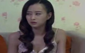 美女还是经不住金钱诱惑，直接奔向富二代的怀里了