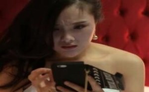 美女醉酒后被男人送到宾馆，醒后看到手机里视频吓坏了