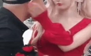 美女超短裙红色诱惑，男人被打一巴掌也心甘情愿