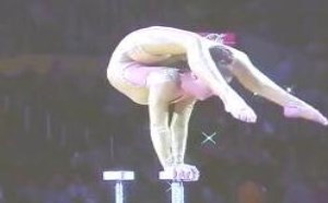 美女柔术与杂技的结合精彩表演视频播放