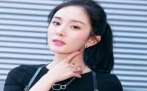 彭于晏拍写真发福利 与美女合影上演摸头杀 20191216