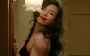 美女穿性感红裙用计引开士兵，人美还懂这些技能
