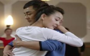 为了当上女主角，美女竟和富二代搞暧昧贴身跳舞