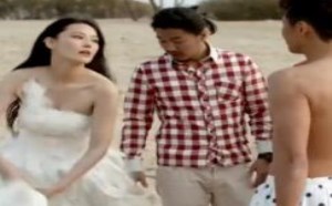 美女与一群小伙比猜拳，结果衣服全部被输光了