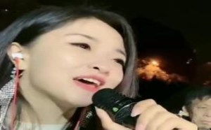 广场成为美女唱歌地，唱得太好听不去当歌星真是浪费