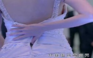 心机女偷偷在美女礼服上动手脚，结果衣服崩开出丑
