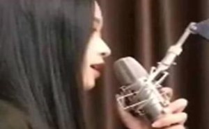 美女翻唱歌曲一次就好，哪知道歌声居然这么动听