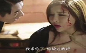 男子捆绑美女，让她穿暴露衣服开视频直播
