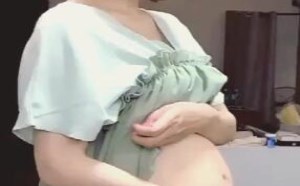 大肚子孕妇美女搭配上衣技巧 完全看不出怀孕
