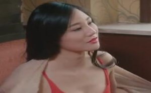 为了钓到有房有车董事长 美女模特竟故意脱外套！