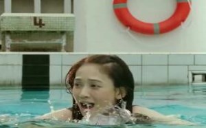 游泳池里美女泳衣坏了真丢人，被小伙救了被摸光光