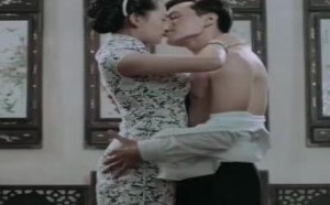 女鬼破坏帅哥和美女拍戏，狠扇男子耳光