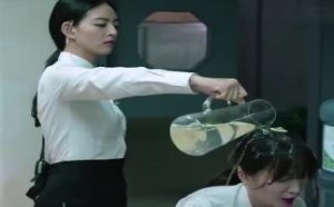 美女也是不好欺负的，她拿起柠檬水倒到心机女头上