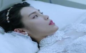 女医生直接把美女婚纱剪开检查，吓坏美女啦